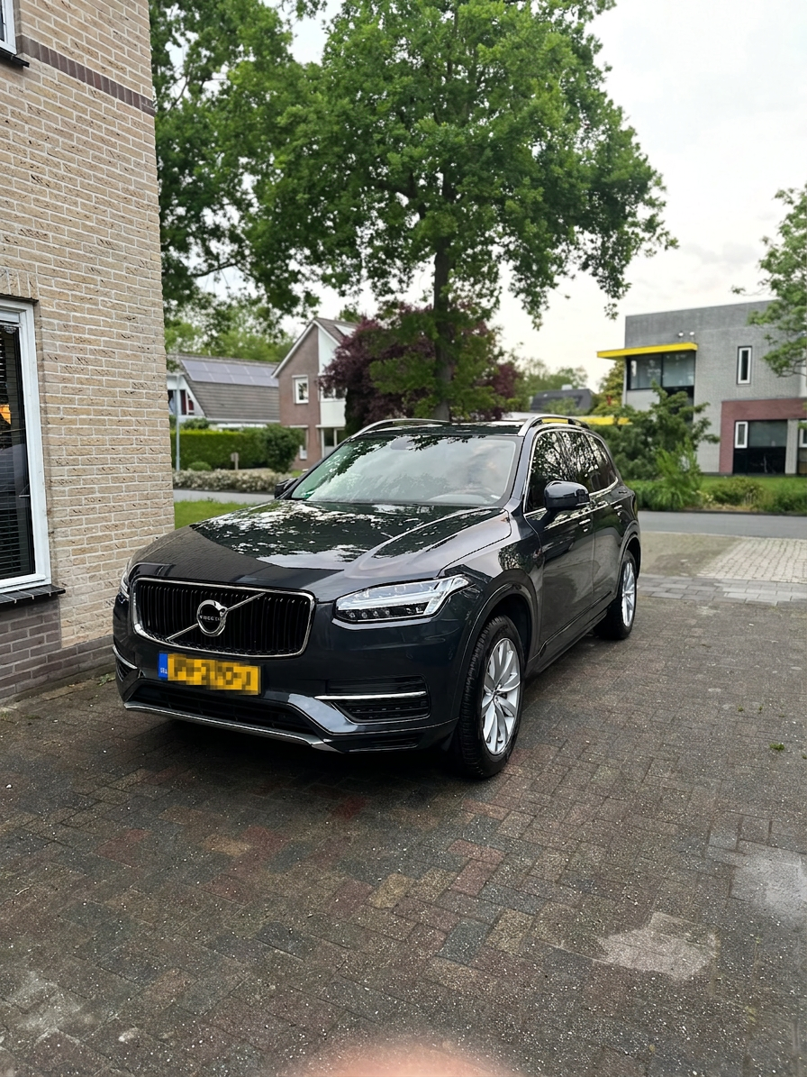 Schone Volvo op de oprit na een wasbeurt
