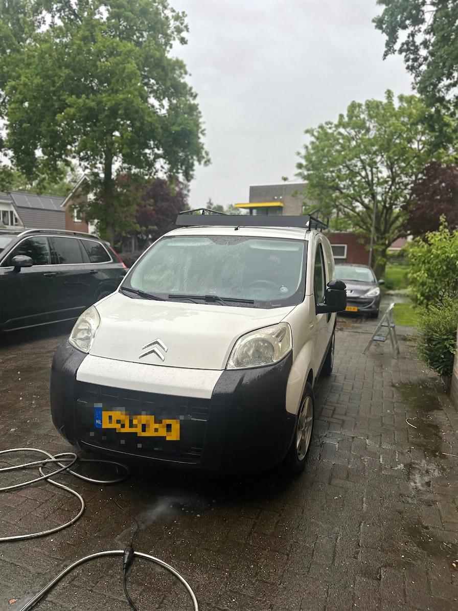 Witte Citroën bedrijfswagen na een wasbeurt op locatie